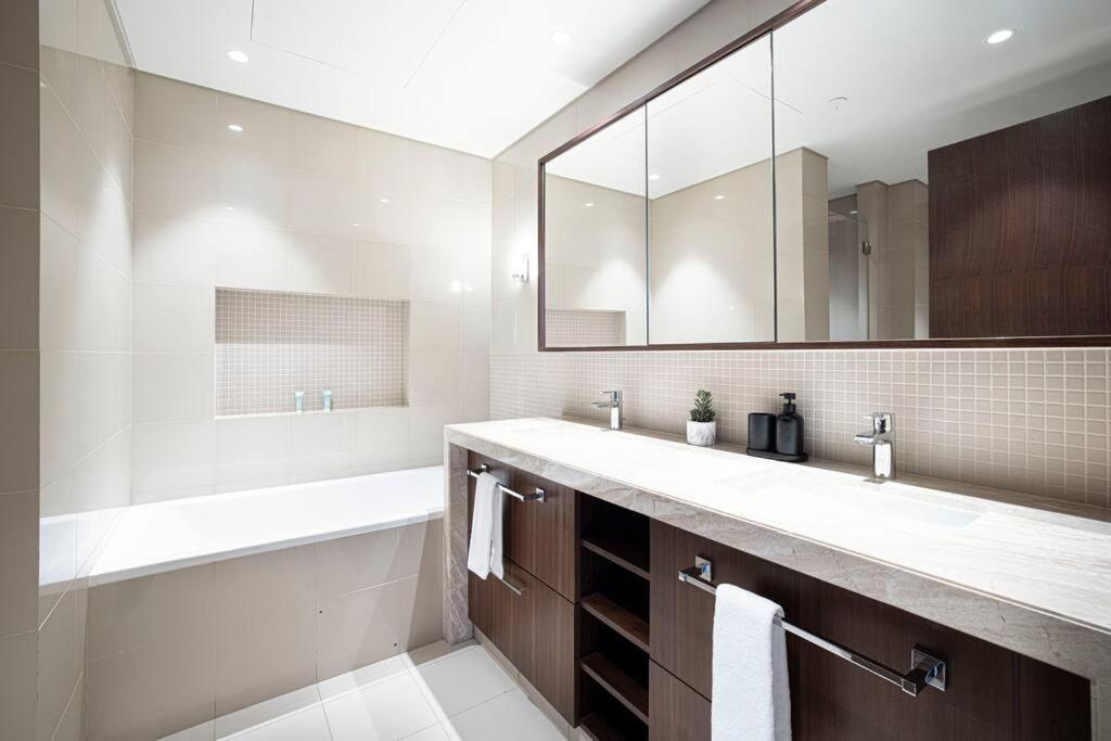 Appartamento Magnificent Brand New Lux 3Br Burj & Fountain View Dubai Esterno foto