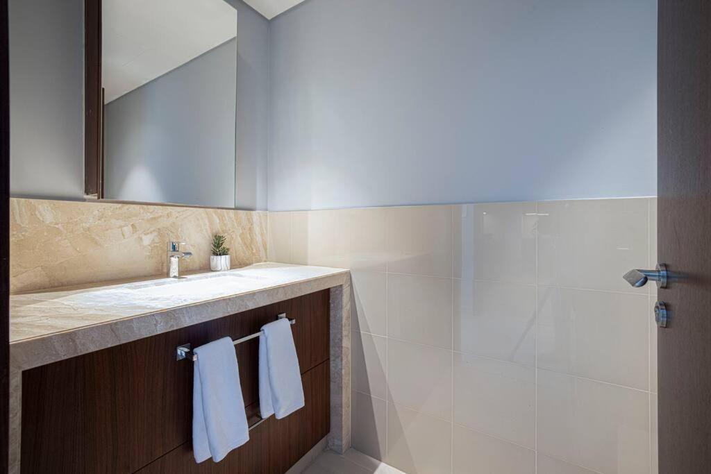 Appartamento Magnificent Brand New Lux 3Br Burj & Fountain View Dubai Esterno foto
